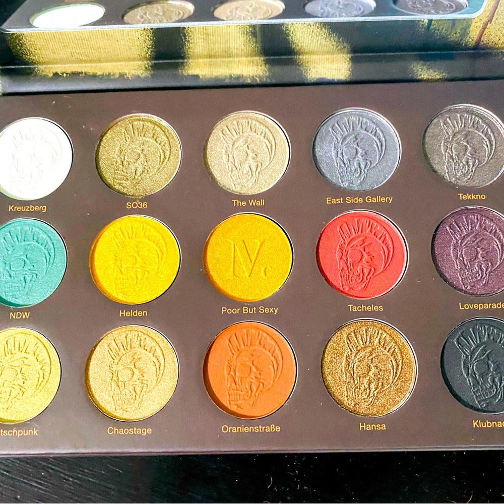 New unused Nomad Berlin Underground 15 color intense eyeshadow palette